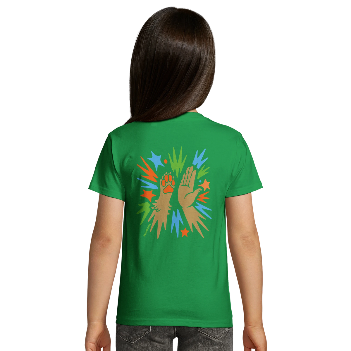 Mädchen trägt Dogvanture Buddy Shirt, Rückansicht